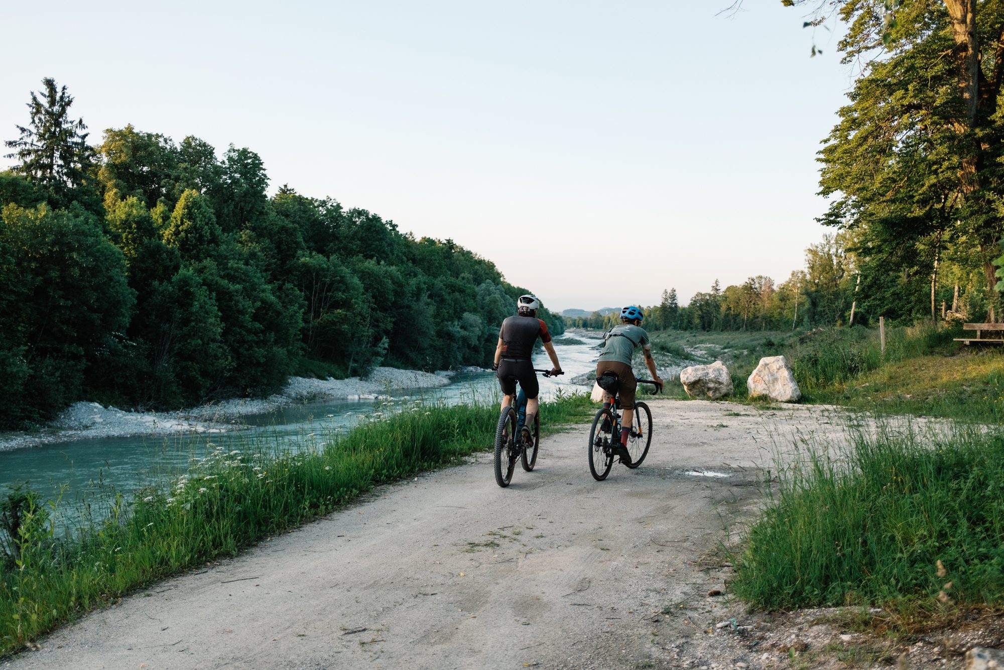 Zwei Radfahrere fahren entlang der Salzach Richtung Grossgmain ins Freilichtmuseum